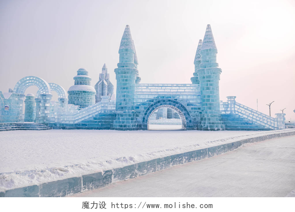 阳光明媚的哈尔滨冰雕城堡哈尔滨国际冰雪雕节是中国哈尔滨一年一度的冬季节。这是世界上最大的冰雪节.